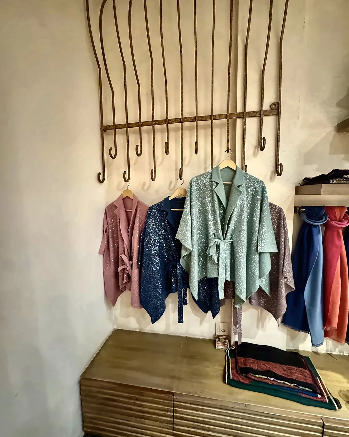 Showroom rail with stoles